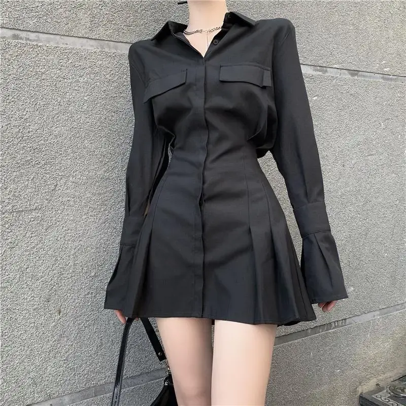 Robe noire, chemise longue, ceinture