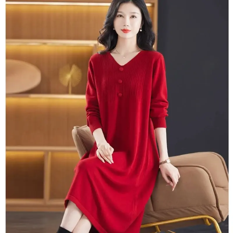 Robe rouge, maille, col en v